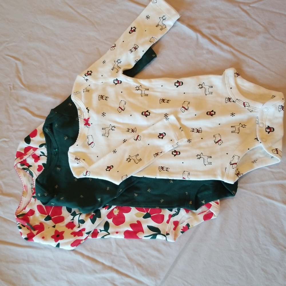 Carter's size 6 months onesie, set of 3